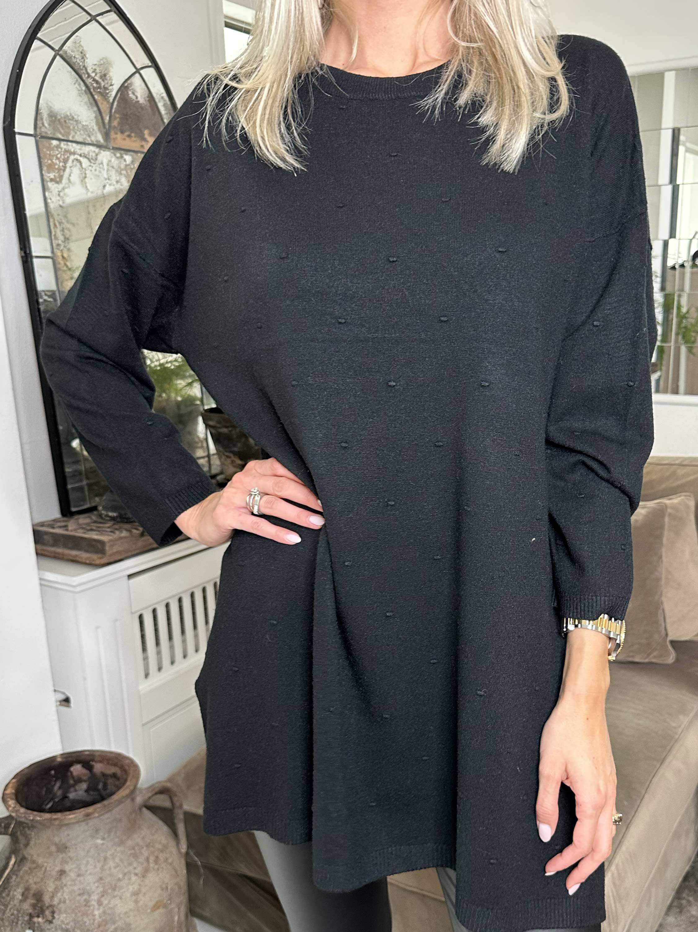 Zina - Strikbluse med prikket detaljer i stoffet
